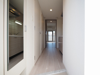 【玄関】 | エスリード大阪梅田リュクス | 収納もある玄関です