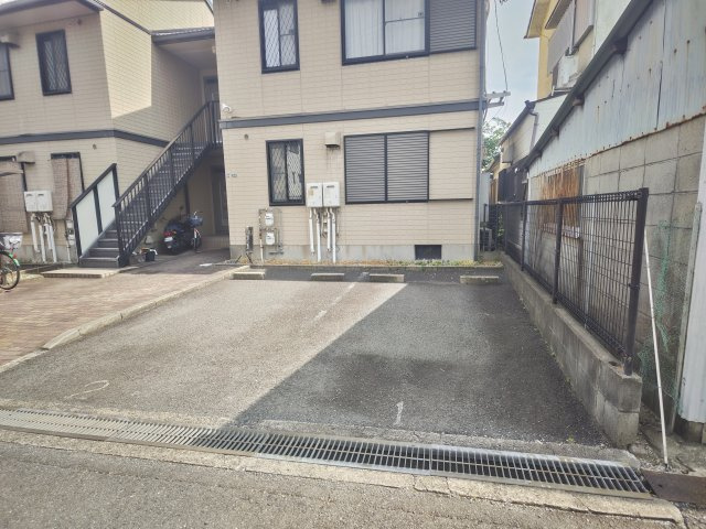 ハイランド栄の駐車場