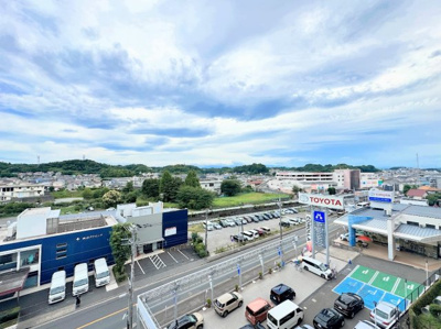 【展望】 | クレアガーデン麻生台 | ◆気持ちのいい空が見渡せる広いバルコニー。爽やかな風を感じて、心躍る素敵な暮らしがはじまります。通風・採光にも優れ、心地よい光と風があふれています♪