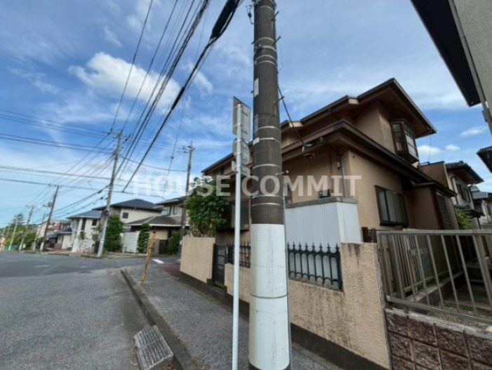 富里市日吉台　中古戸建の前面道路含む現地写真