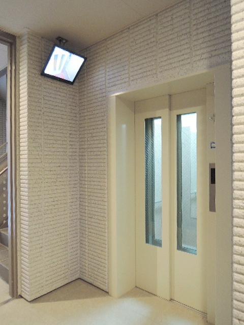 レールサイド鵠沼のエントランス|エレベーター