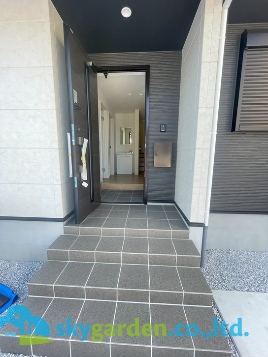 藤沢市片瀬海岸5期　新築戸建　全3棟2号棟の玄関