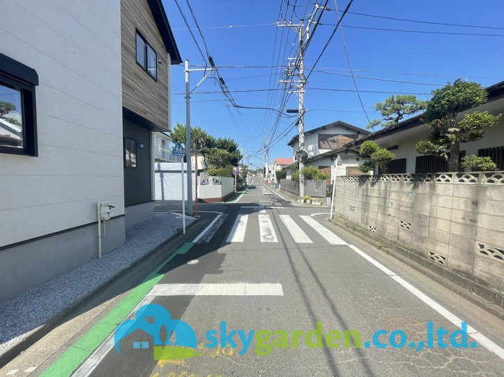 藤沢市片瀬海岸5期　新築戸建　全3棟2号棟の前面道路含む現地写真