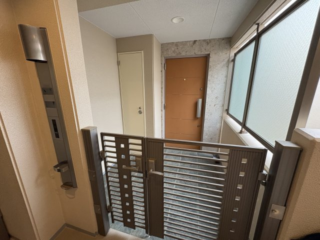 ワコーレ霞ヶ丘景彩館の玄関