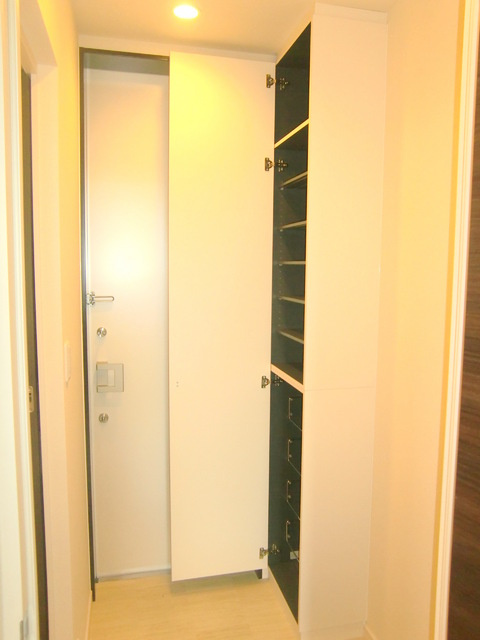 メゾンプルミエールの玄関|★天井高まであるシューズボックス★