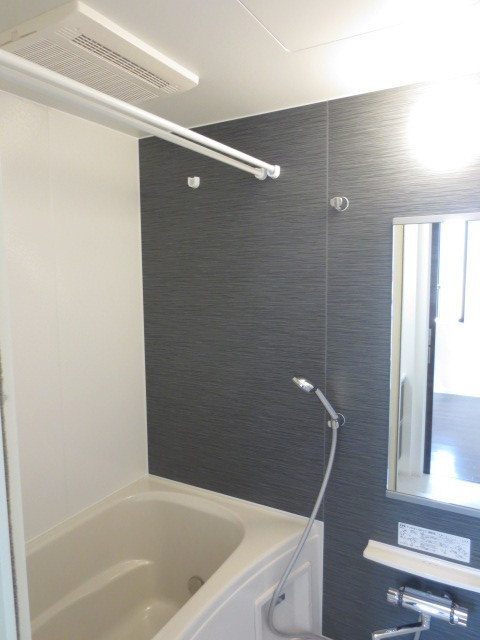 メゾンプルミエールの浴室|★パネル色にアクセントが効いたお洒落な浴室★