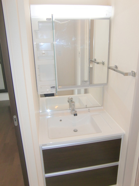 メゾンプルミエールの洗面所|★3面鏡付きシャンプードレッサー★