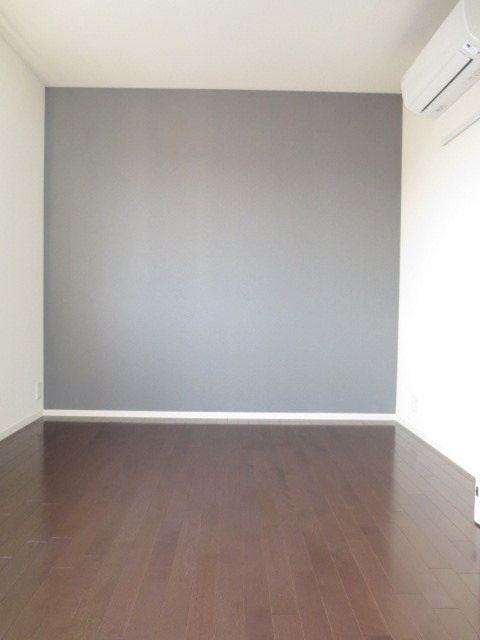 メゾンプルミエールの寝室|★アクセントクロスが効いたシックな洋室★