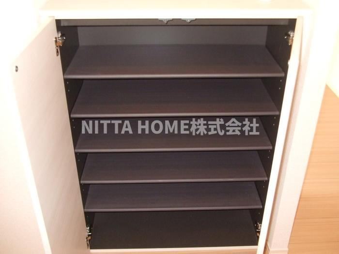 コーポニューデルフィーの玄関|大きな玄関収納も完備しています(^^)/