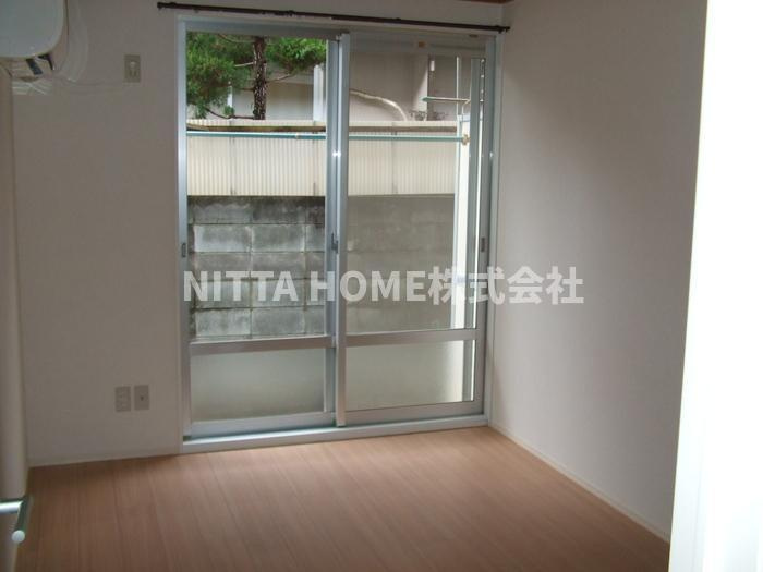 コーポニューデルフィーの居間・リビング|6帖の洋室が2室ございます！！