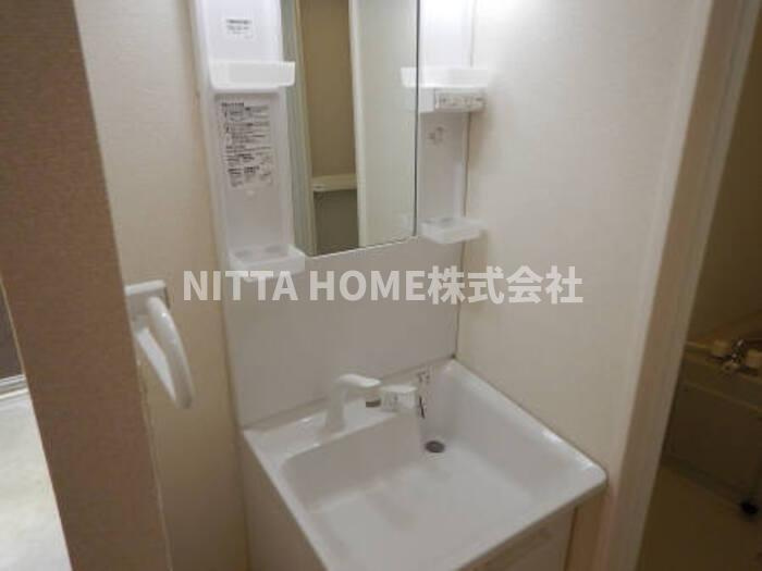 コーポニューデルフィーの洗面所|シャワー付き洗面台で朝の身支度はばっちり◎