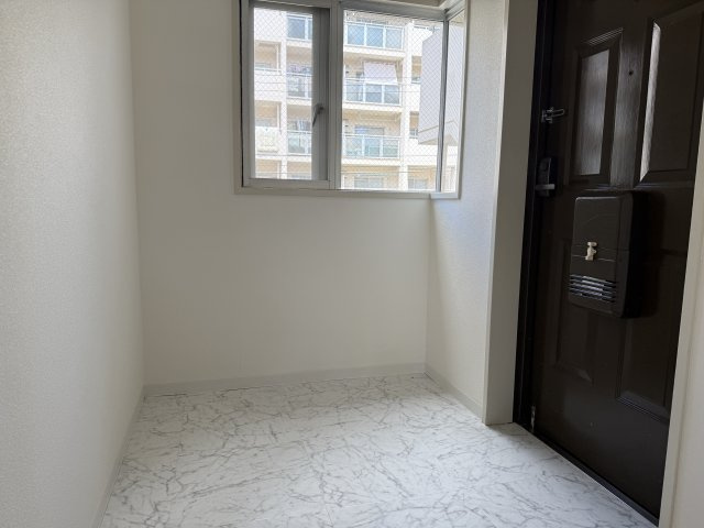 研究学園5団地・523号棟の玄関