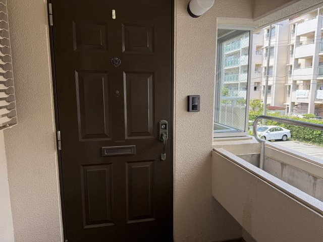 研究学園5団地・523号棟の玄関