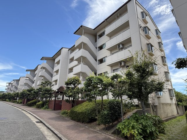 研究学園5団地・523号棟の外観