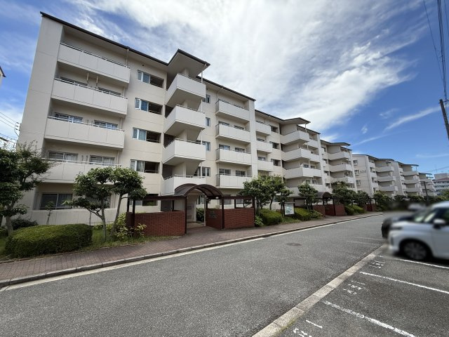 研究学園5団地・523号棟の外観