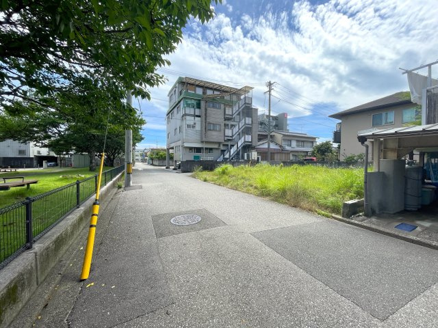 吉田町　土地の前面道路含む現地写真|前面道路（東側・公道）の幅員は約６ｍです。
