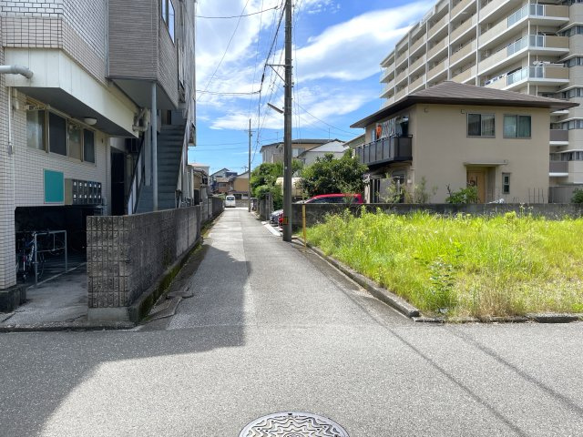 吉田町　土地の前面道路含む現地写真|前面道路（南側・私道）の幅員は約４ｍです。