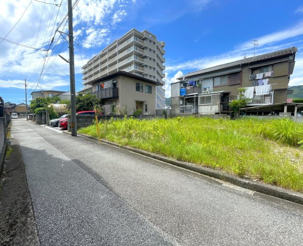 吉田町　土地の前面道路含む現地写真|前面道路は車の通行量が少なく安心です。