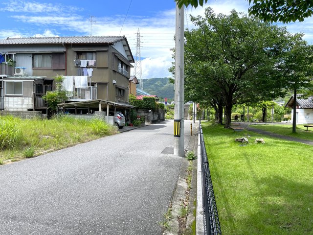 吉田町　土地の前面道路含む現地写真|東側には吉田公園があり、住環境も良好です。