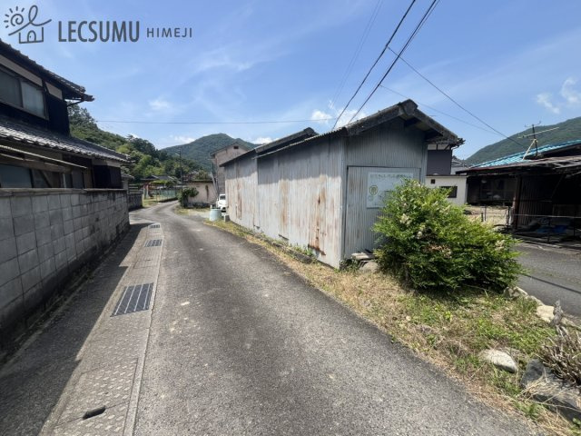 姫路市安富町瀬川/中古戸建の前面道路含む現地写真