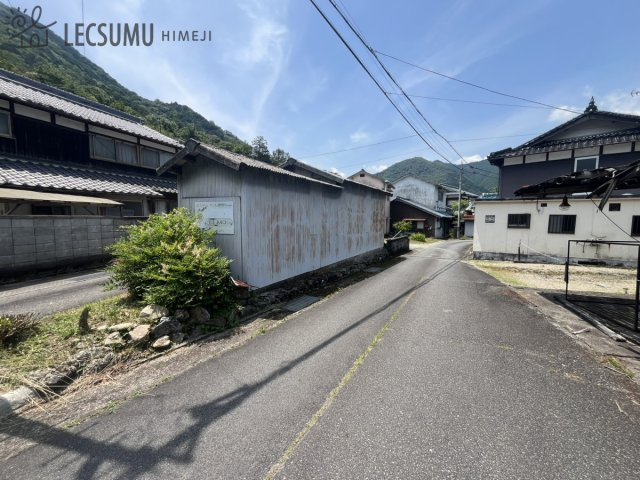 姫路市安富町瀬川/中古戸建の前面道路含む現地写真