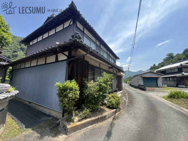 姫路市安富町瀬川/中古戸建の前面道路含む現地写真