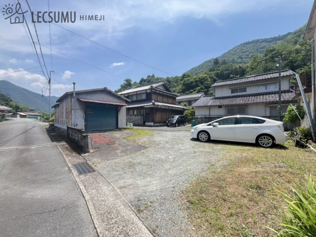 姫路市安富町瀬川/中古戸建の駐車場