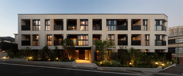 ドレッセ世田谷松陰神社の外観|緑豊かな周辺に調和する自然的要素を積み重ね、多彩な内部空間の表出によって個性的な表情を演出した外観。街と共に美しく豊かな時の年輪を刻み、時を経るほどにそれぞれの自分らしさを深めていくデザインです。