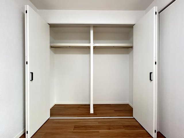 ◆リノベーション済み◆南西向きで陽当たり良好◆収納充実３LDK◆ライオンズマンション山科御陵の洋室|洋室　クローゼット