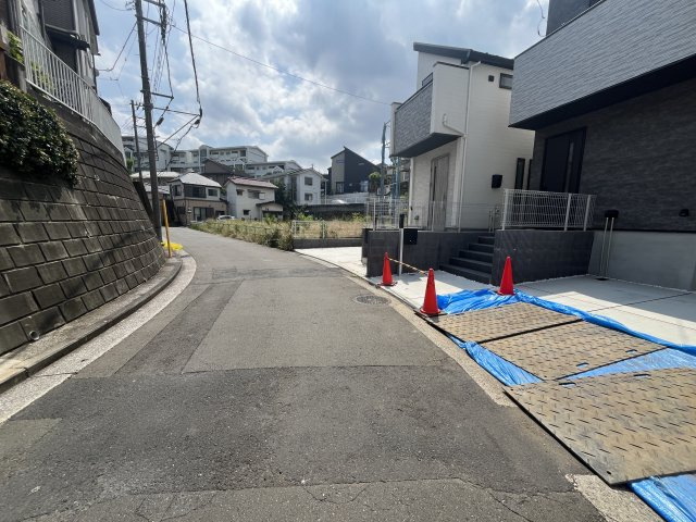 緑区長津田2丁目1期1工区新築戸建の前面道路含む現地写真