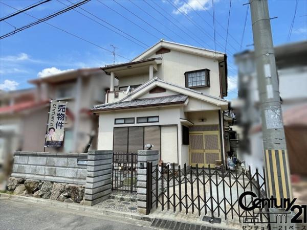 大和高田市大字築山　一戸建の外観|ＬＤＫは１８帖超と広々しており、隣接して８帖和室も備わっています。