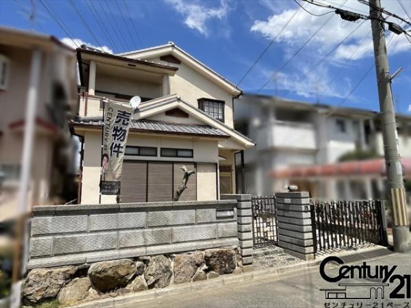 大和高田市大字築山　一戸建の外観|徒歩圏内にスーパーやドラッグストアなどお買い物施設が豊富にあり、とても便利な立地です。