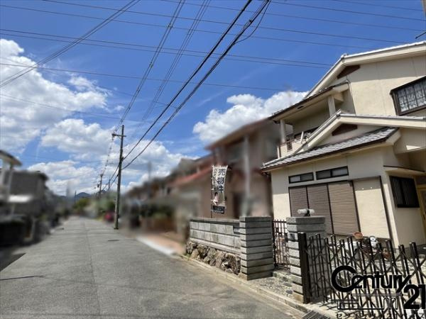 大和高田市大字築山　一戸建の前面道路含む現地写真|全室２面採光×６帖以上のゆとりある４ＬＤＫの邸宅です。