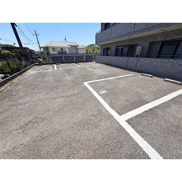 ゲイナーズヒルWESTの駐車場
