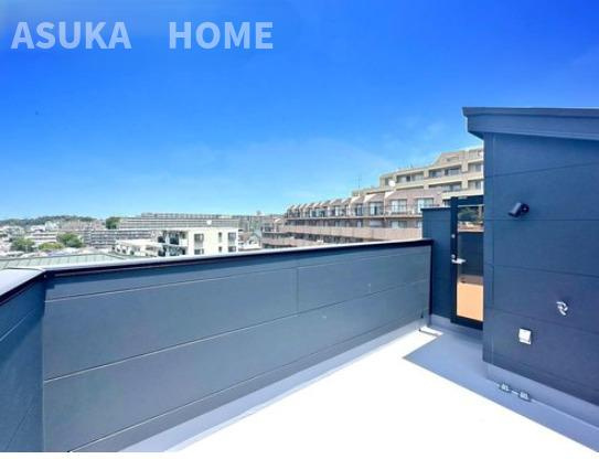 神奈川区西寺尾三丁目新築戸建のバルコニー|バルコニーからの眺めを楽しみながら食事をしませんか