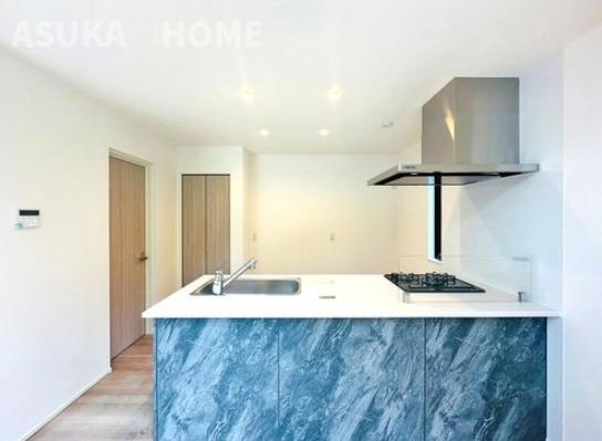 神奈川区西寺尾三丁目新築戸建のその他|リビングが見渡せるカウンターキッチン、お料理をしながら大切な家族との会話も楽しめそう家族のコミュニケーションが生まれそうなキッチンですね♪