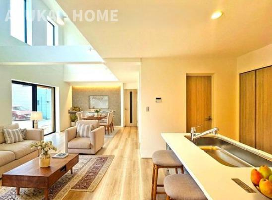 神奈川区西寺尾三丁目新築戸建の居間・リビング|ご家族みんなで長い時間を過ごすリビングは一番居心地のいいものであって欲しいですね。開放感のある広々リビングに光と風を呼び込みます。