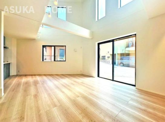 神奈川区西寺尾三丁目新築戸建の洋室|ご家族みんなで長い時間を過ごすリビングは一番居心地のいいものであって欲しいですね。開放感のある広々リビングに光と風を呼び込みます。