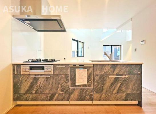 神奈川区西寺尾三丁目新築戸建のキッチン|リビングが見渡せるカウンターキッチン、お料理をしながら大切な家族との会話も楽しめそう家族のコミュニケーションが生まれそうなキッチンですね♪