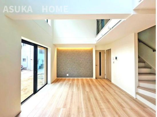 神奈川区西寺尾三丁目新築戸建の居間・リビング|ご家族みんなで長い時間を過ごすリビングは一番居心地のいいものであって欲しいですね。開放感のある広々リビングに光と風を呼び込みます。