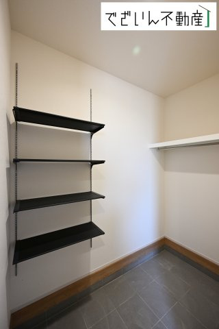 【玄関】 | blooming garden深谷市上野台　新築住宅 | 玄関には、シューズボックスと大容量の土間収納があり、コートやベビーカーもすっきり収まり、忙しい朝も快適になります。
現地(2025年9月撮影)