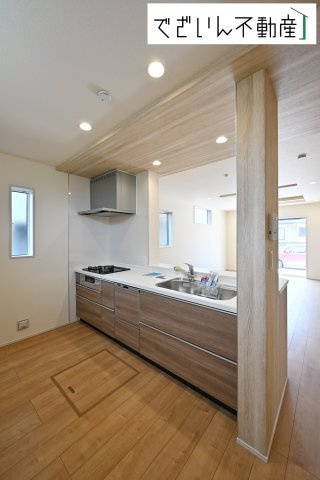 【キッチン】 | blooming garden深谷市上野台　新築住宅 | ご家族みんなで調理ができる位のスペースのキッチン空間となっております。みんなで作った料理を召し上がりながらの会話は、自然と笑いが絶えない空間がそこに広がります。
現地(2025年9月撮影)