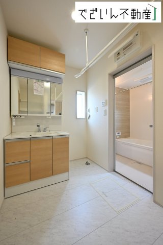 【独立洗面台】 | blooming garden深谷市上野台　新築住宅 | 大きな洗面台は、身だしなみチェックや歯磨きなど、朝の慌ただしい時間でも余裕とゆとりを感じて頂けます。
現地(2025年9月撮影)