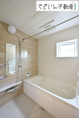 【浴室】 | blooming garden深谷市上野台　新築住宅 | 上質が感じられるカラーリングで、清潔な空間美を実現。一日の疲れが癒される優雅なバスタイムを堪能できるゆとりあるバスルームです。
現地(2025年9月撮影)