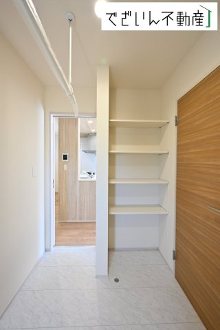 【ランドリースペース】 | blooming garden深谷市上野台　新築住宅 | 室内物干し付きで、天候に左右されず洗濯ができる快適空間。共働き世帯の家事負担を軽減する、頼れるランドリースペースです。
現地(2025年9月撮影)