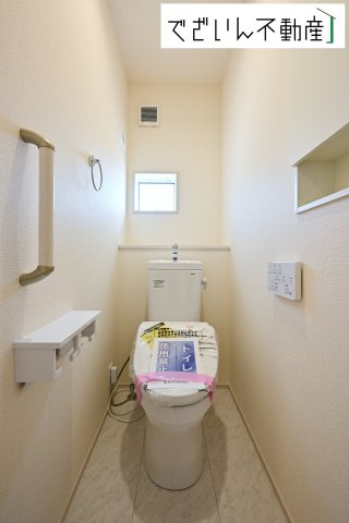 【トイレ】 | blooming garden深谷市上野台　新築住宅 | 寛ぎだけではない、快適な生活を送る為に必要なもの。毎日使う場所だから、より快適な空間に仕上げられています。
現地(2025年9月撮影)