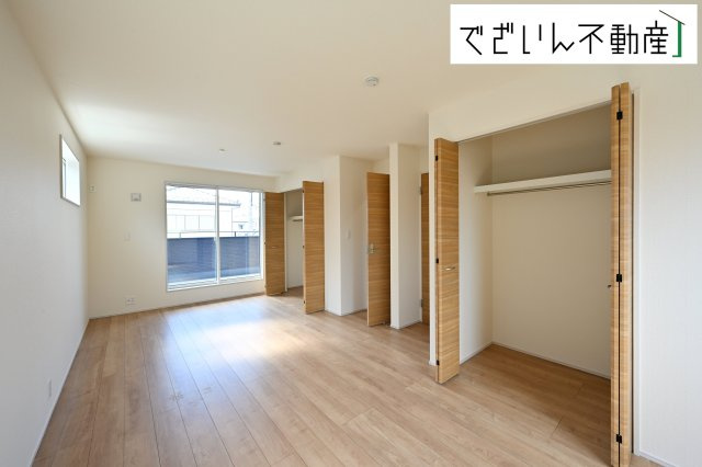 【洋室】 | blooming garden深谷市上野台　新築住宅 | 大きな窓からたっぷりと陽光が注がれる明るい空間。家族の成長に対応できる永住仕様の間取りです。
現地(2025年9月撮影)