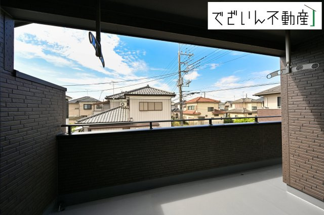 【バルコニー】 | blooming garden深谷市上野台　新築住宅 | ずっと太陽を感じる事ができるのは、遮るものが視界に無いから。彼方に広がる風景が絵画のように広がります。
現地(2025年9月撮影)