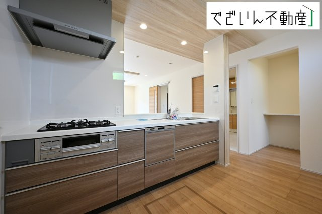 【キッチン】 | blooming garden深谷市上野台　新築住宅 | ご家族みんなで調理ができる位のスペースのキッチン空間となっております。みんなで作った料理を召し上がりながらの会話は、自然と笑いが絶えない空間がそこに広がります。
現地(2025年9月撮影)