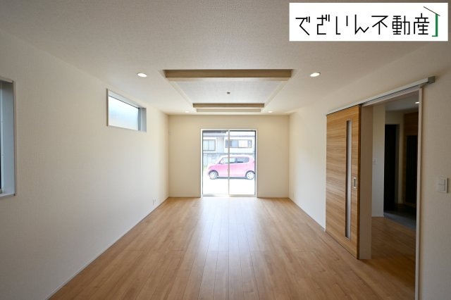 【居間・リビング】 | blooming garden深谷市上野台　新築住宅 | 室内構成に拘り採光とセンスを散りばめた空間。それは『柔らかさ』に似た素敵な居場所。そこに暮らす人のことを考えつくり出したものは『癒し』という心地よい居場です。
現地(2025年9月撮影)